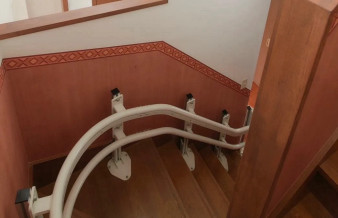 階段に設置されているいす式階段昇降機の写真